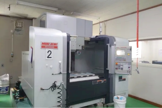 ワーク（材料）や工具をセット。加工データをインプットして加工します。